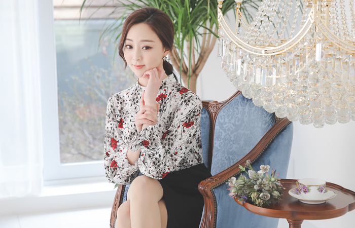 Intense Flower-Pattern Half-HighNeck Blouse