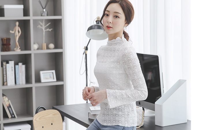 Peacock Lace Wave Half-Turtleneck Tee