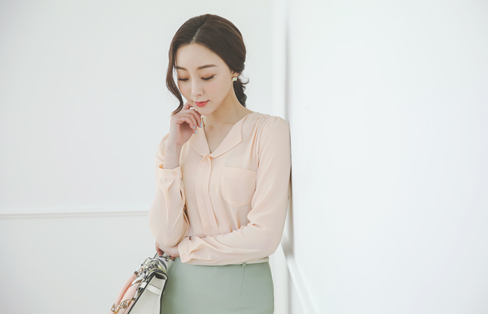 Yoke Shirring Half-Open Pocket Blouse