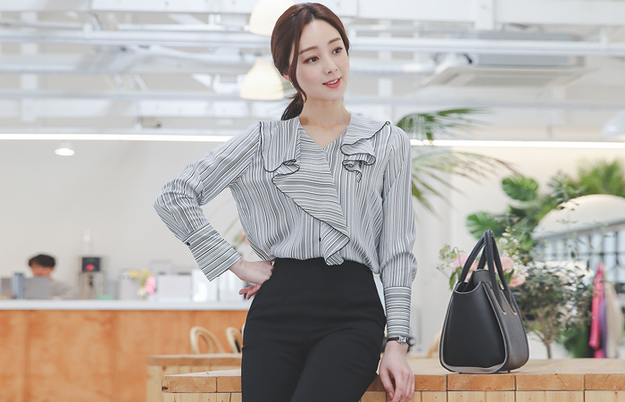 Mono Ruffle Stripe Cuffs Blouse