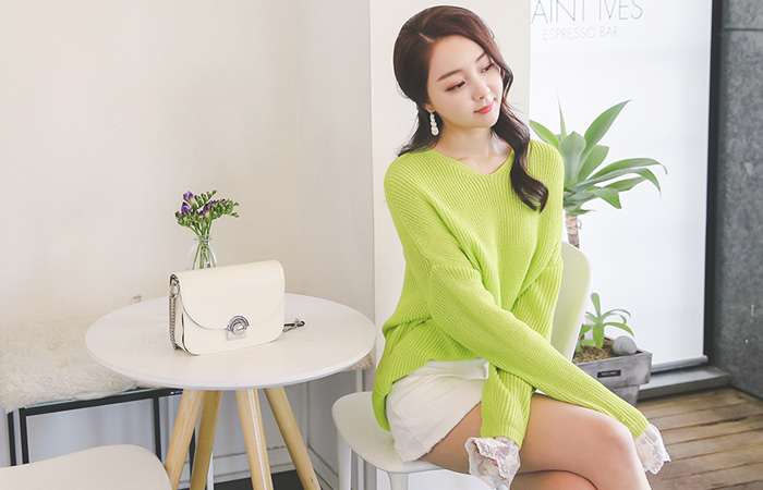 Race cuff loose V-neck Knit