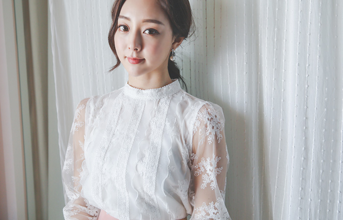 Lovely Chemical Lace High-Neck Blouse