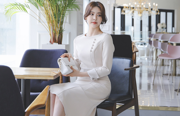 Bean Button Line Cutting Flared Dress