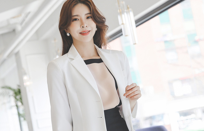 Single Pearl Three Buttons Tailored Jacket