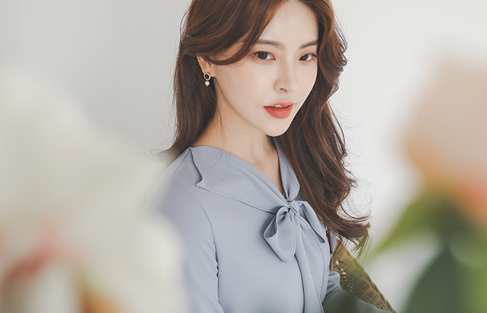 Lovely Ribbon-Tie Wing Collar Blouse