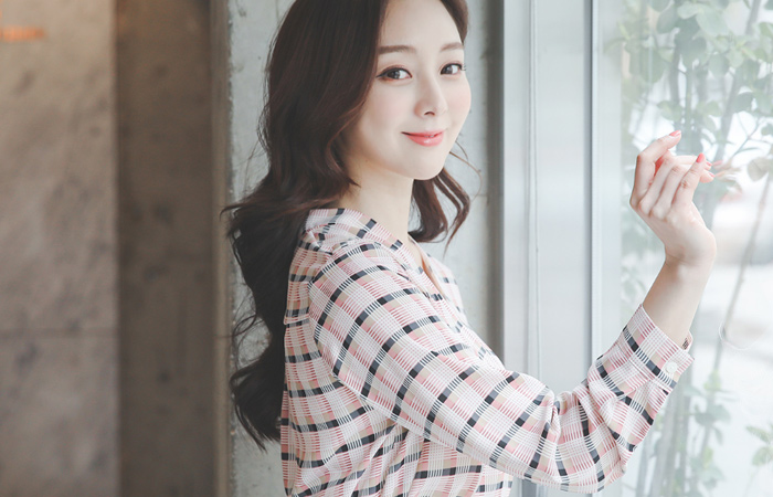 Color Plaid V-neck Blouse