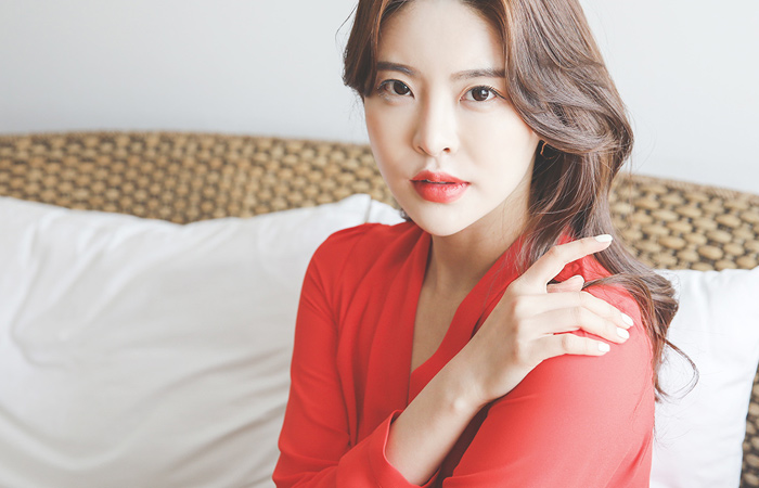 Harp Gold-Ring V-neck Shirring Blouse