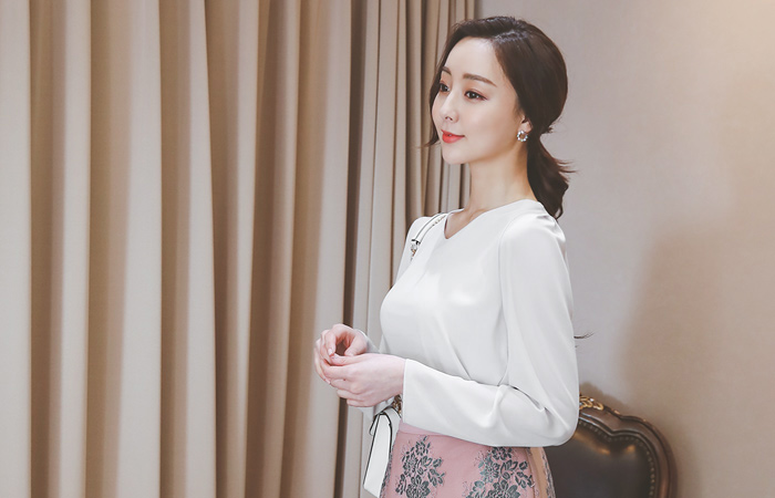 Simple Basic V-neck Blouse