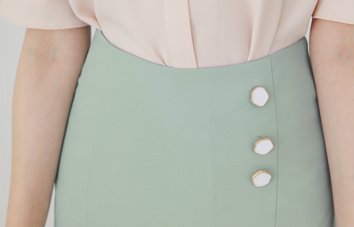 Triple Button Cutting Ruffle Skirt