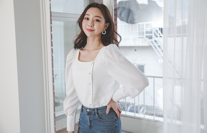 Side Pearl Buttons Square Neck Puff Blouse