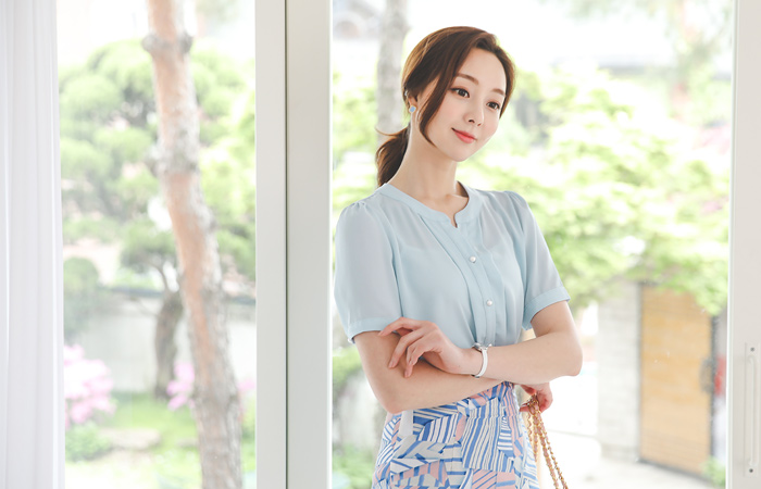 Half-Open Cutting V-neck Pearl Buttons Blouse
