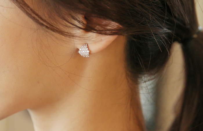 Half-touch cubic earring