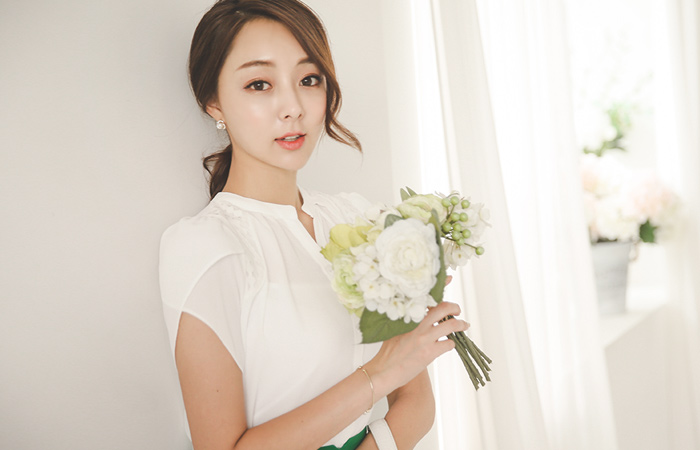 Punching Lace Shoulder Tulip Sleeve Blouse