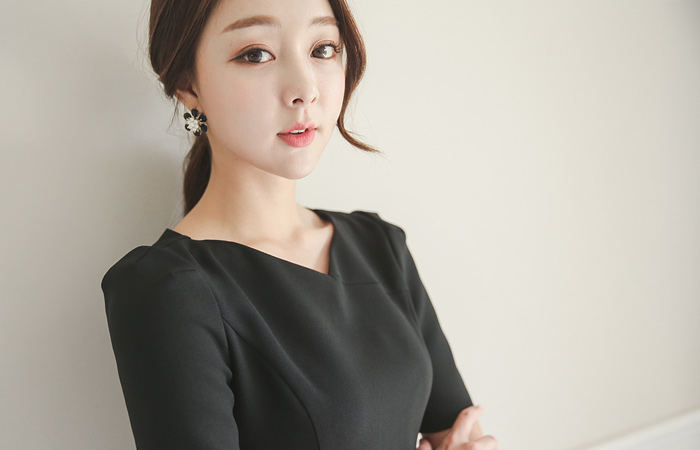 Antique gold embroidery incision Dress