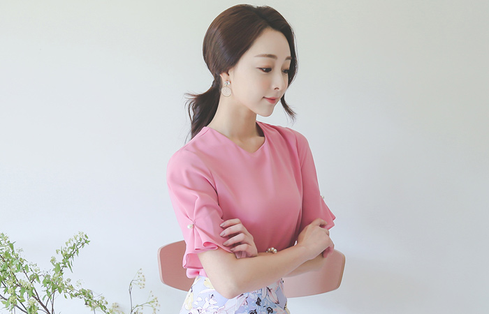 Shirring Pearl Sleeve Round Blouse