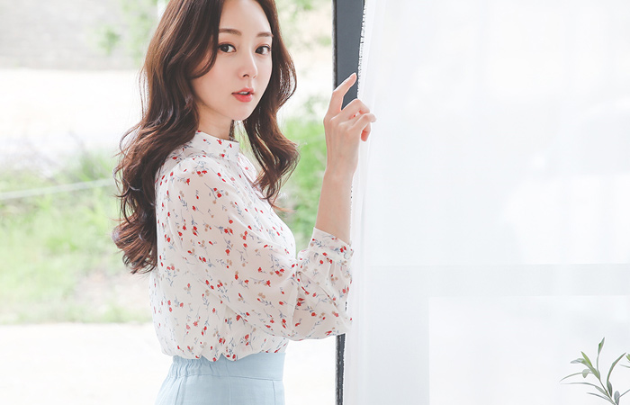 Lovely Flower Chiffon Half-Neck Blouse