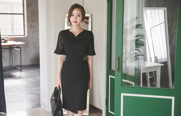 Noble Tape Brooch Heart Neck Dress