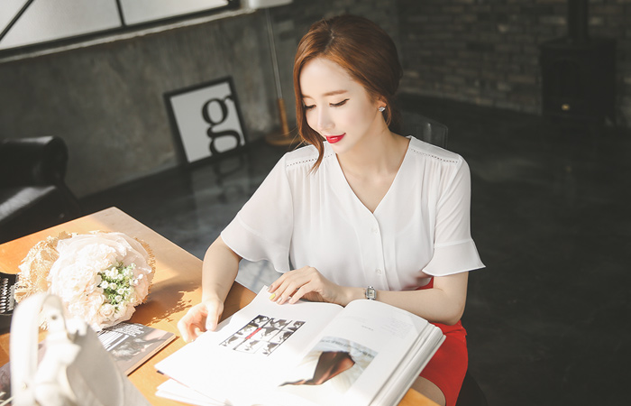 Punching Yorkshire ring V-neck Blouse