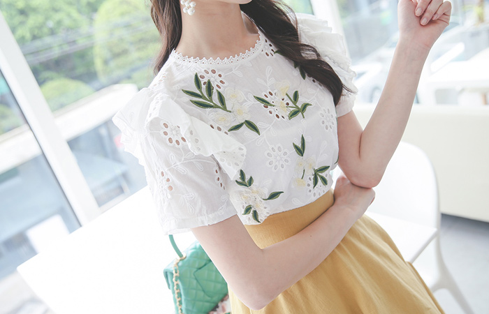 sweet embroidery islet Blouse