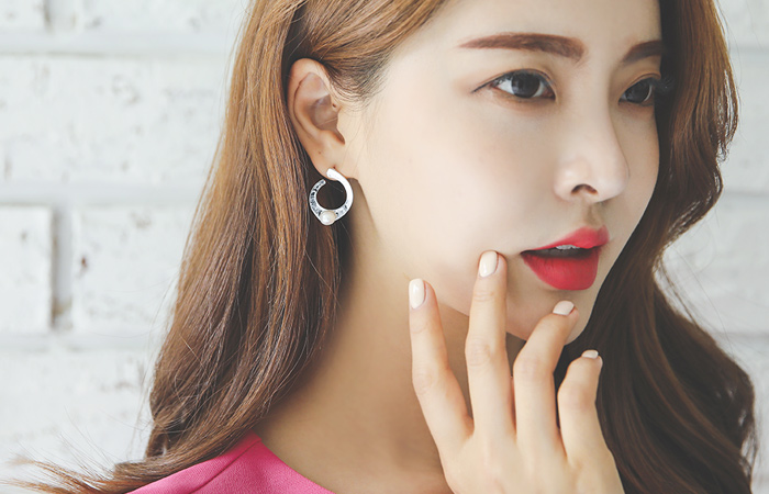 Modern Pearl Circle Earring