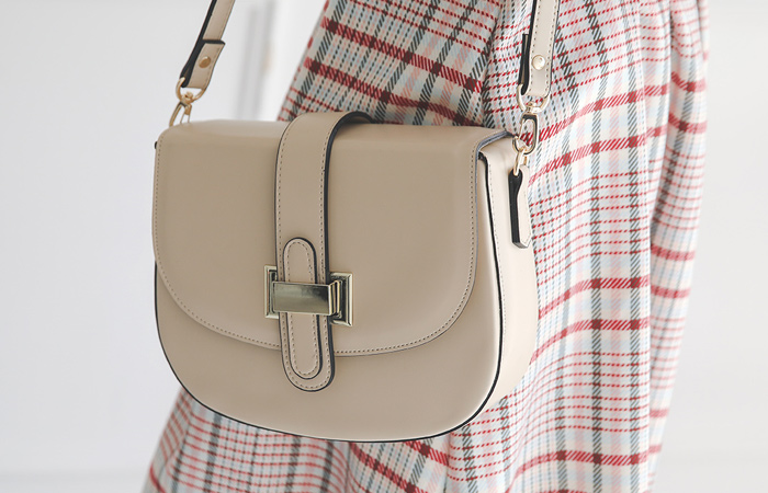 [Models wear36st]Half-Moon Gold Bar Flap Cross Bag