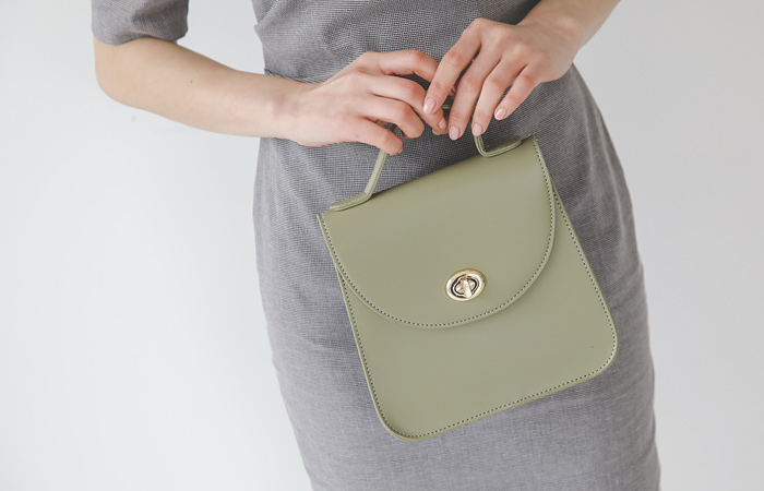 [Models wear36st]Gold Buckle Slim Tote bag