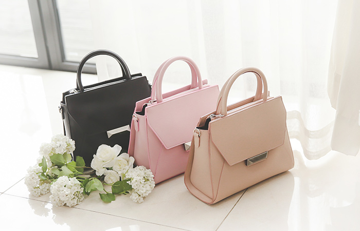 [Models wear36st] Metal-Decorating Medium Tote bag