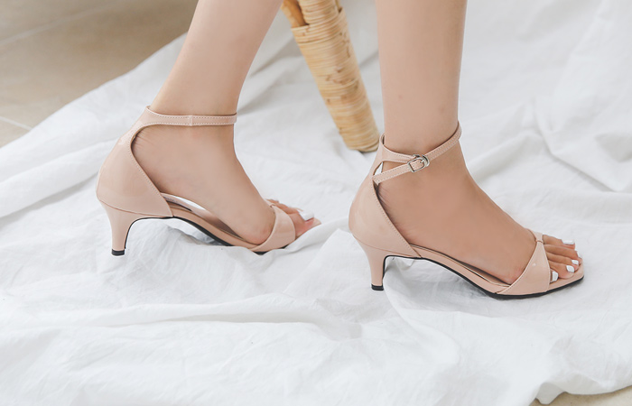 Enamel Ribbon Strap Middle Heels