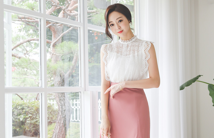 Lace Embroidery High-Neck Shine Banding Blouse