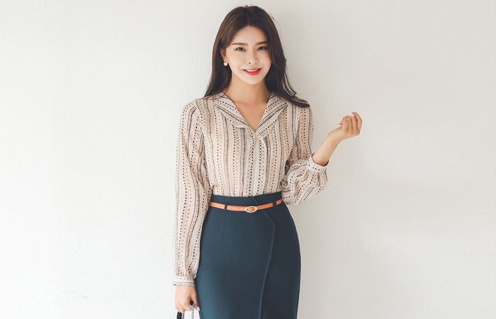 Open-Collar Printing Blouse