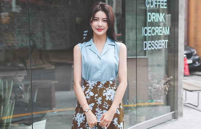 Open-Collar Sleeveless Cotton Blouse