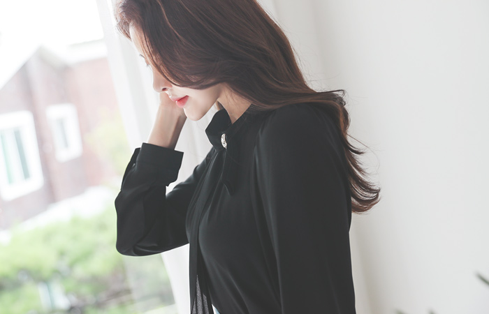 Lady Cubic-Ring Scarf-Neck Blouse