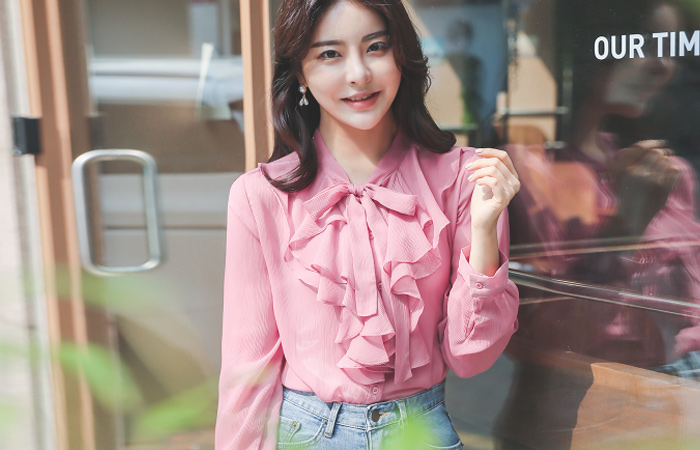 Unbalance Ruffle Line Neck-Ribbon Veil Blouse