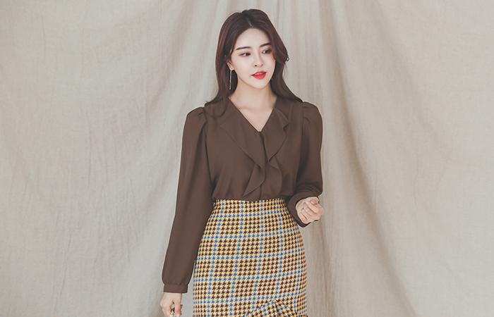 Double Ruffle Line V-neck Shirring Blouse