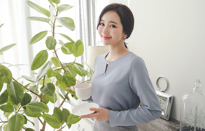 V £ pearl Round Blouse