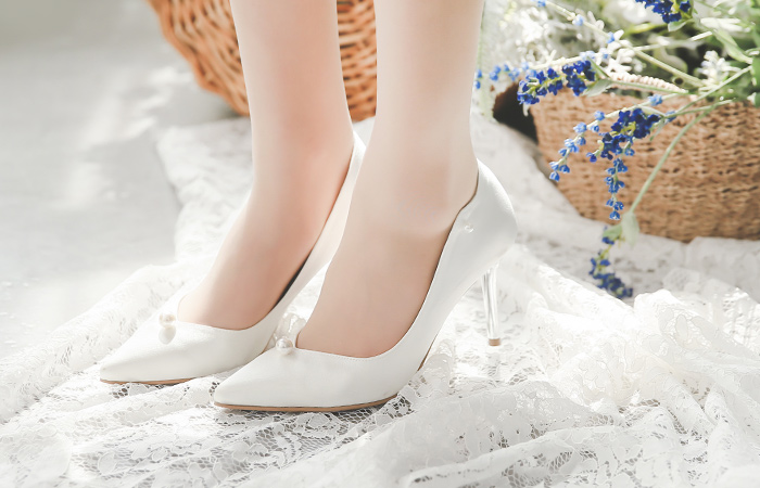 V Line pearl Satin Pumps Hill