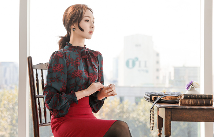 Versailles frilly neck rose blouse