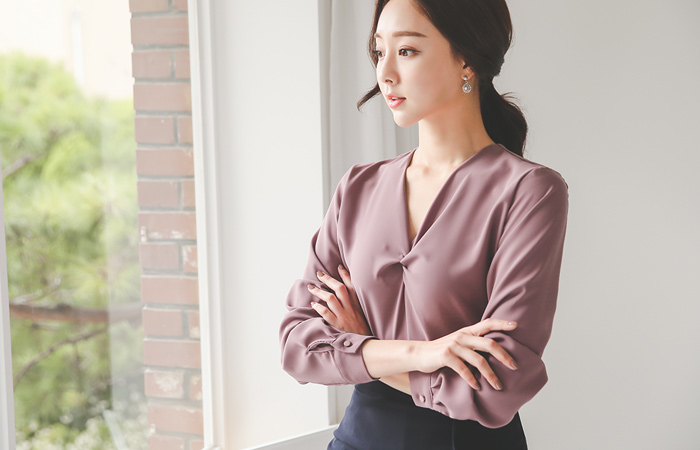 Pinwheel V-neck Twist Blouse