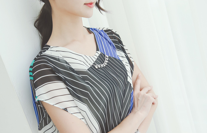 Vivid Sculpture Cubic Neck Long Blouse