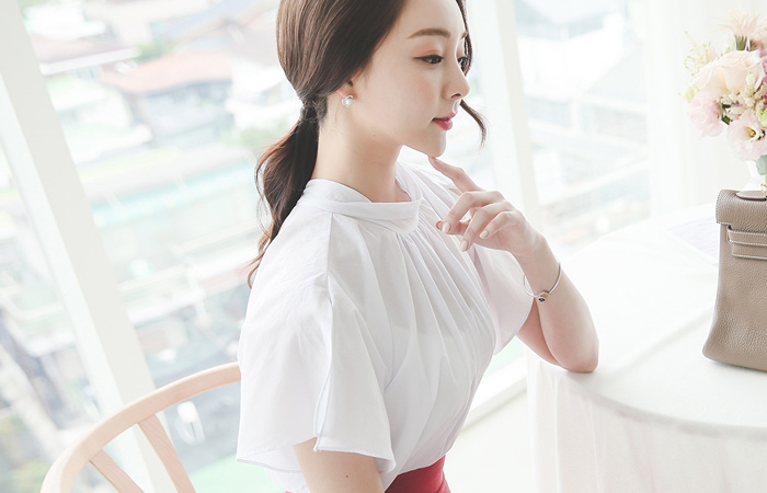 Slit blade Shirring roll neck Blouse