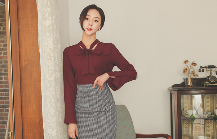 Tie Neck Slit Bell Cuffs Blouse