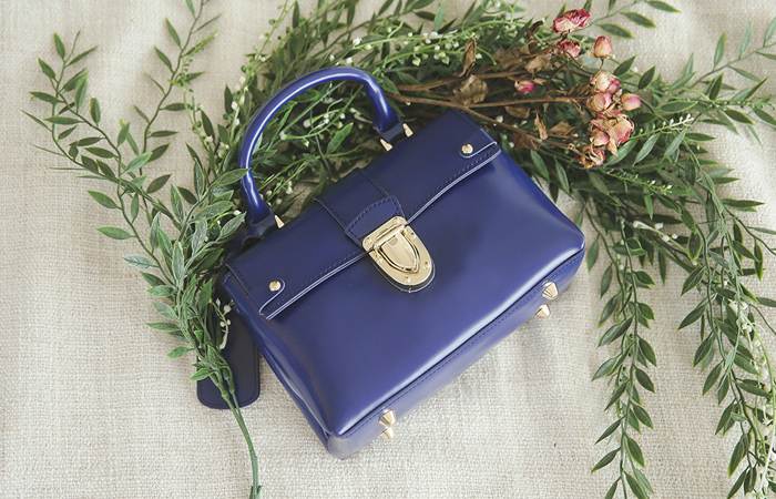 [Models wear38st]Flip Gold Buckle Glossy Tote bag