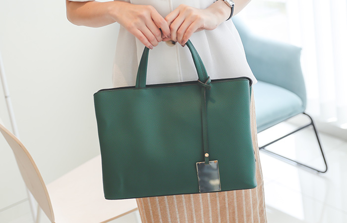 [Models wear38st]Side Open Gold Deco Tote bag