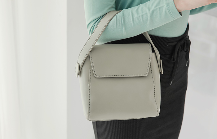 [Models wear38st]Simple Flap Mini Cross Bag