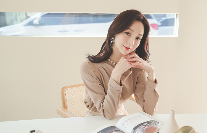 Unbalance Neck-Line Pintuck Shirring Blouse