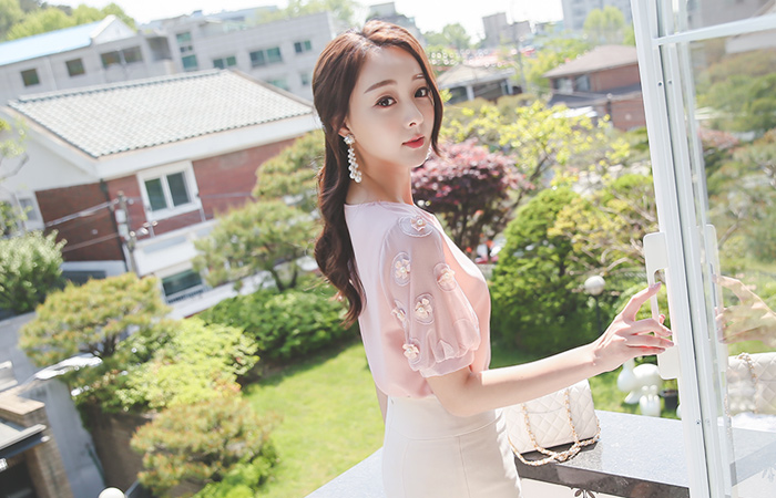 [Scratch]Flower Patch Round Blouse