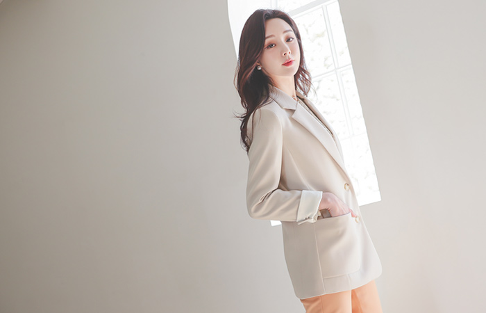 Single Tailored Patch Pocket Colored-Sleeves Jacket