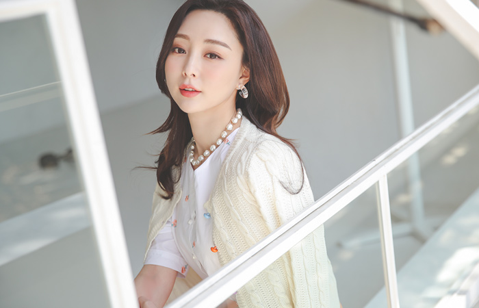 Vivid Bean Button Wave Twiddle Round Cardigan