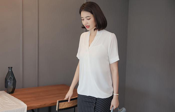twist V-neck Blouse