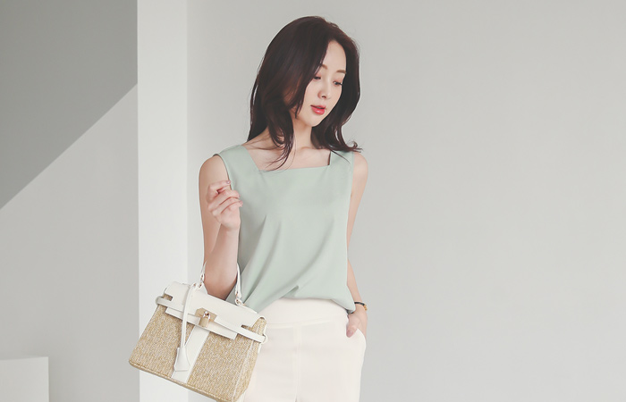Square&V-neck Two-way Sleeveless Blouse